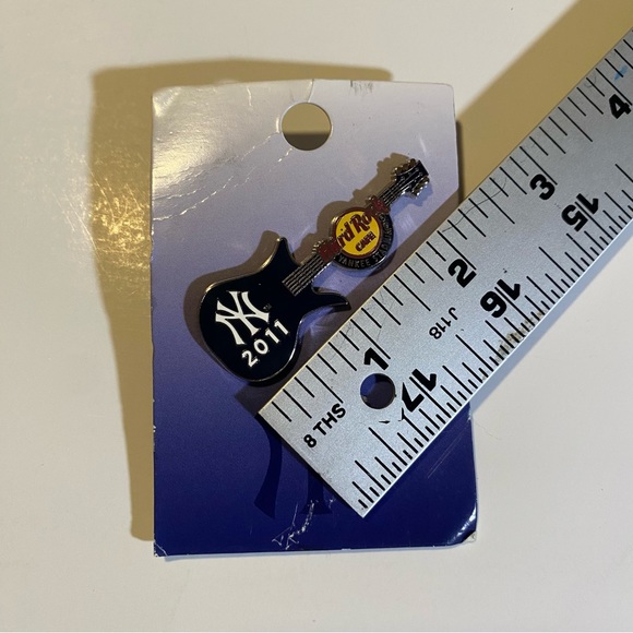 NY Yankee/Hard Rock Cafe 2011 pin on card, never worn, card has some creasing - Picture 3 of 3